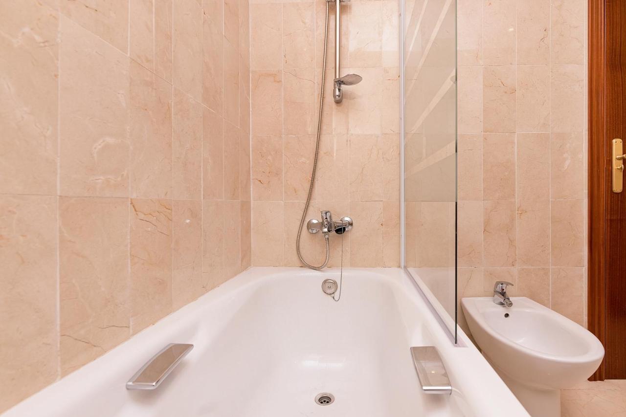 Bhost - Colon Apartment Malaga Bagian luar foto