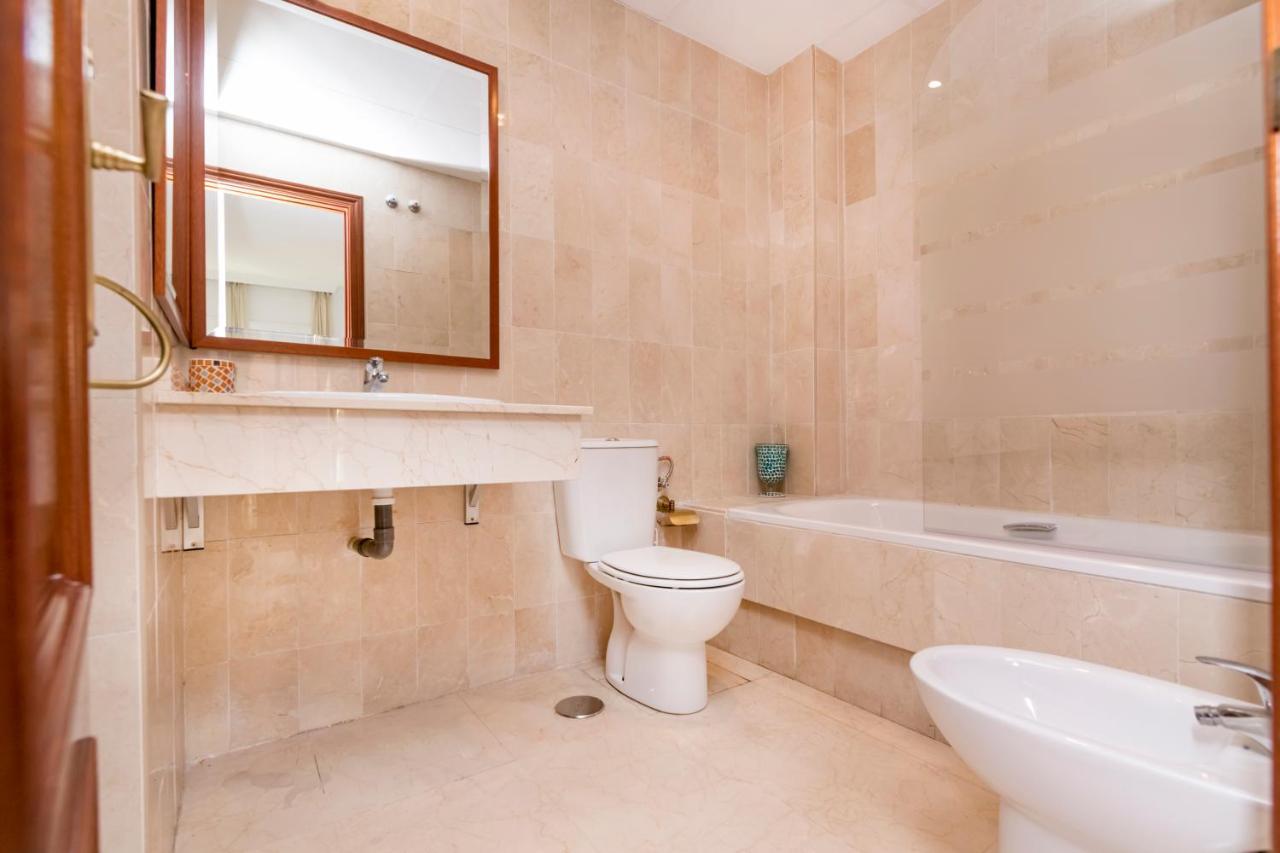 Bhost - Colon Apartment Malaga Bagian luar foto