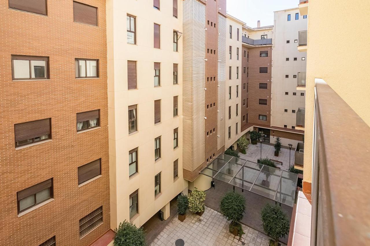 Bhost - Colon Apartment Malaga Bagian luar foto