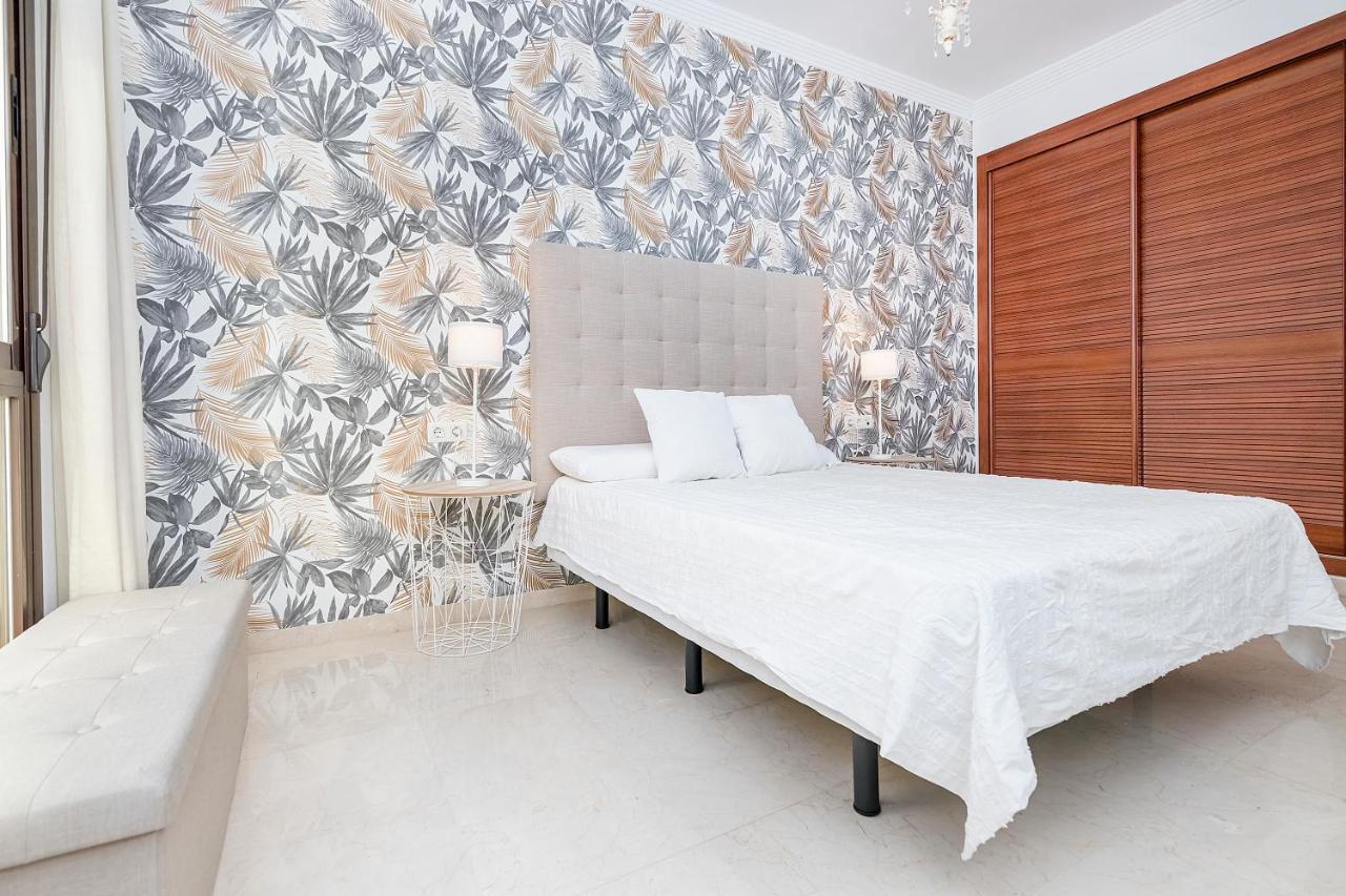 Bhost - Colon Apartment Malaga Bagian luar foto